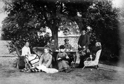 Tee im Garten, ca. 1890 von English Photographer